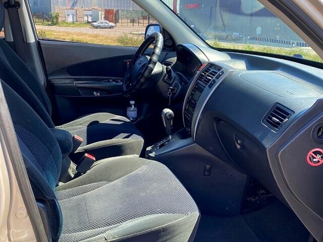 Сірий Хендай Туксон, об'ємом двигуна 2 л та пробігом 225 тис. км за 7800 $, фото 4 на Automoto.ua