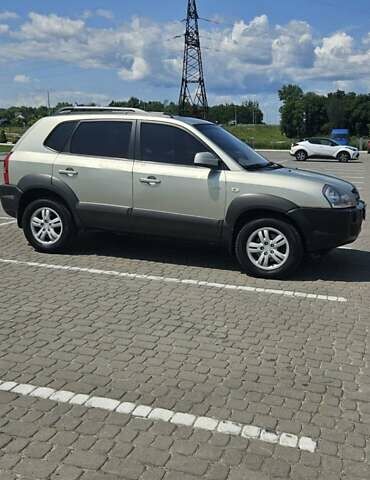 Сірий Хендай Туксон, об'ємом двигуна 1.98 л та пробігом 177 тис. км за 8500 $, фото 1 на Automoto.ua