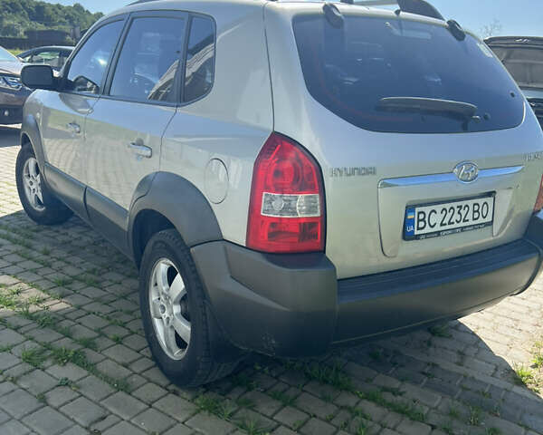 Серый Хендай Туксон, объемом двигателя 1.98 л и пробегом 265 тыс. км за 6900 $, фото 6 на Automoto.ua
