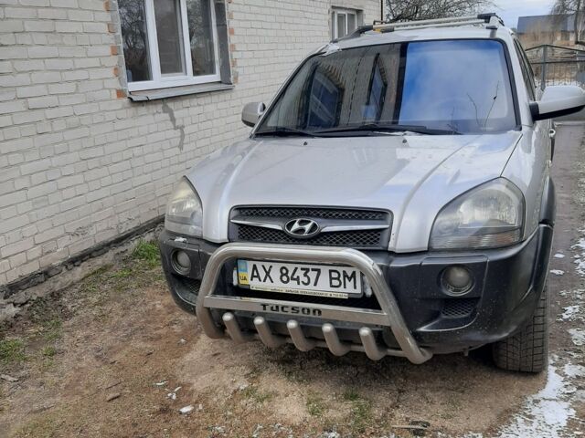 Серый Хендай Туксон, объемом двигателя 2 л и пробегом 213 тыс. км за 8000 $, фото 5 на Automoto.ua