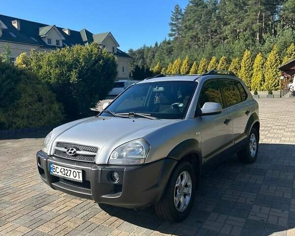 Серый Хендай Туксон, объемом двигателя 1.99 л и пробегом 255 тыс. км за 5800 $, фото 1 на Automoto.ua