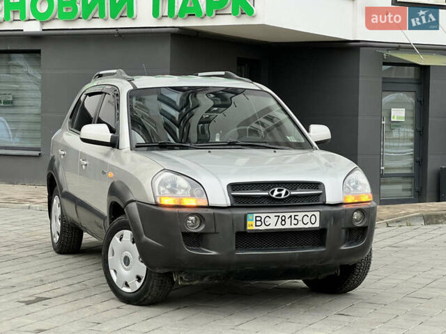 Серый Хендай Туксон, объемом двигателя 2 л и пробегом 176 тыс. км за 8300 $, фото 2 на Automoto.ua