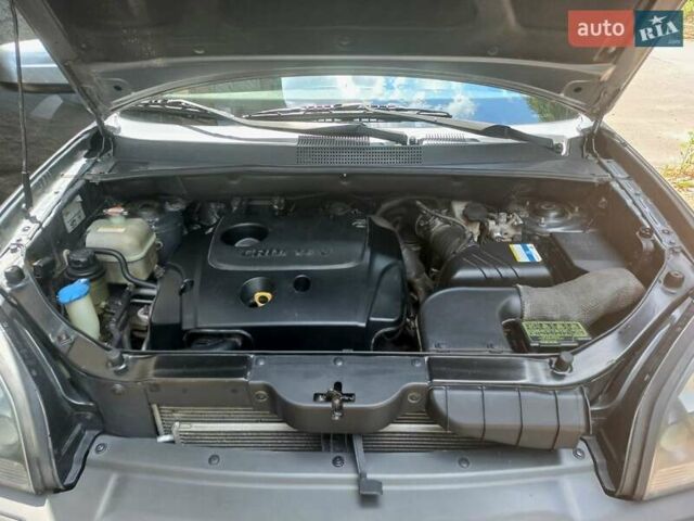 Серый Хендай Туксон, объемом двигателя 1.99 л и пробегом 207 тыс. км за 8000 $, фото 18 на Automoto.ua