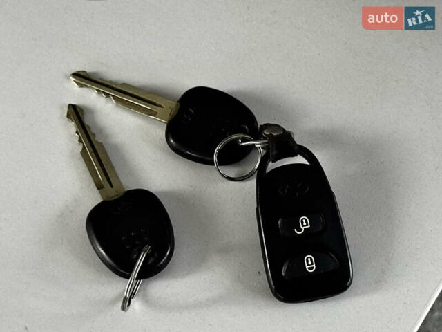 Сірий Хендай Туксон, об'ємом двигуна 2 л та пробігом 213 тис. км за 8500 $, фото 39 на Automoto.ua