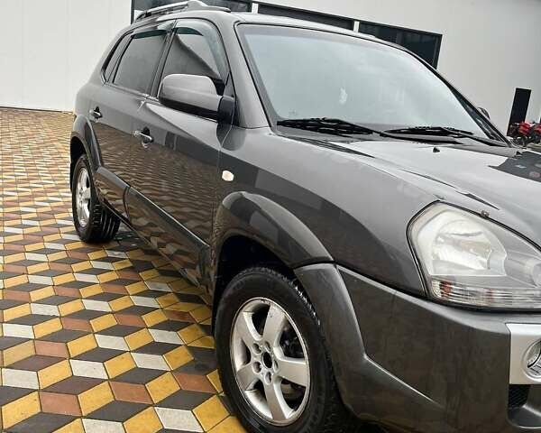 Серый Хендай Туксон, объемом двигателя 1.98 л и пробегом 254 тыс. км за 6900 $, фото 1 на Automoto.ua
