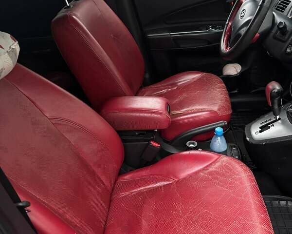 Серый Хендай Туксон, объемом двигателя 2 л и пробегом 330 тыс. км за 6200 $, фото 7 на Automoto.ua