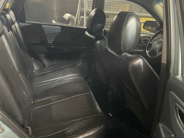 Сірий Хендай Туксон, об'ємом двигуна 2 л та пробігом 195 тис. км за 7500 $, фото 7 на Automoto.ua