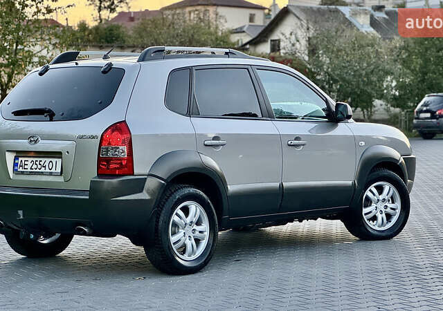 Хендай Туксон 2008 у Зборів на Automoto.ua Сірий Хендай Туксон, об'ємом двигуна 1.99 л та пробігом 228 тис. км за 8500 $, фото 12 на Automoto.ua