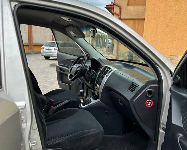 Серый Хендай Туксон, объемом двигателя 1.98 л и пробегом 225 тыс. км за 6299 $, фото 22 на Automoto.ua
