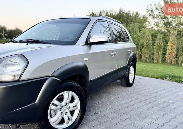 Хендай Туксон 2008 у Зборів на Automoto.ua Сірий Хендай Туксон, об'ємом двигуна 1.99 л та пробігом 228 тис. км за 8500 $, фото 8 на Automoto.ua