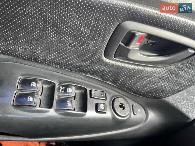 Серый Хендай Туксон, объемом двигателя 1.98 л и пробегом 220 тыс. км за 8500 $, фото 15 на Automoto.ua