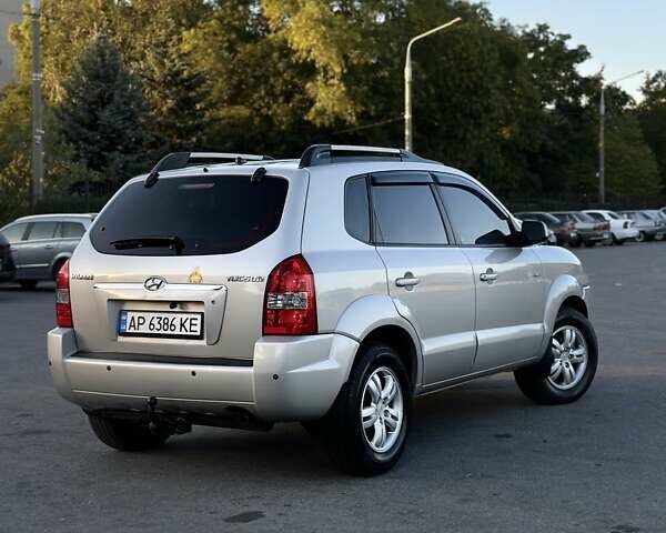 Серый Хендай Туксон, объемом двигателя 1.98 л и пробегом 198 тыс. км за 13000 $, фото 3 на Automoto.ua