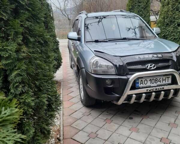 Серый Хендай Туксон, объемом двигателя 2 л и пробегом 270 тыс. км за 7800 $, фото 4 на Automoto.ua