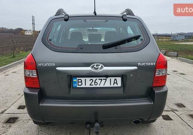 Серый Хендай Туксон, объемом двигателя 1.98 л и пробегом 177 тыс. км за 8200 $, фото 3 на Automoto.ua