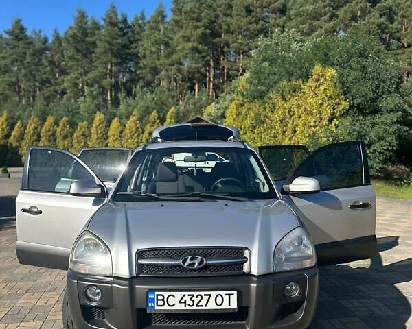 Серый Хендай Туксон, объемом двигателя 1.99 л и пробегом 255 тыс. км за 5800 $, фото 9 на Automoto.ua