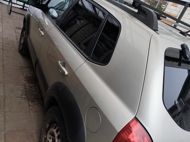 Серый Хендай Туксон, объемом двигателя 2 л и пробегом 190 тыс. км за 9000 $, фото 2 на Automoto.ua