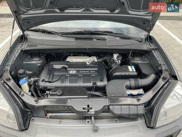 Сірий Хендай Туксон, об'ємом двигуна 2 л та пробігом 172 тис. км за 8550 $, фото 25 на Automoto.ua