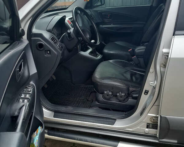 Серый Хендай Туксон, объемом двигателя 1.98 л и пробегом 240 тыс. км за 8500 $, фото 3 на Automoto.ua