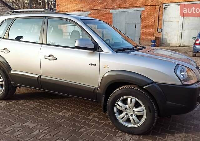 Серый Хендай Туксон, объемом двигателя 2 л и пробегом 127 тыс. км за 9300 $, фото 22 на Automoto.ua