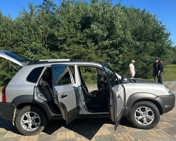 Серый Хендай Туксон, объемом двигателя 1.99 л и пробегом 255 тыс. км за 5800 $, фото 13 на Automoto.ua