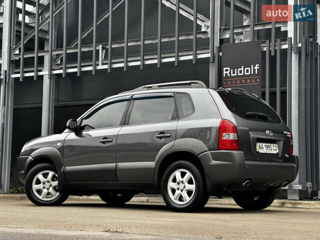 Сірий Хендай Туксон, об'ємом двигуна 2 л та пробігом 213 тис. км за 8500 $, фото 6 на Automoto.ua