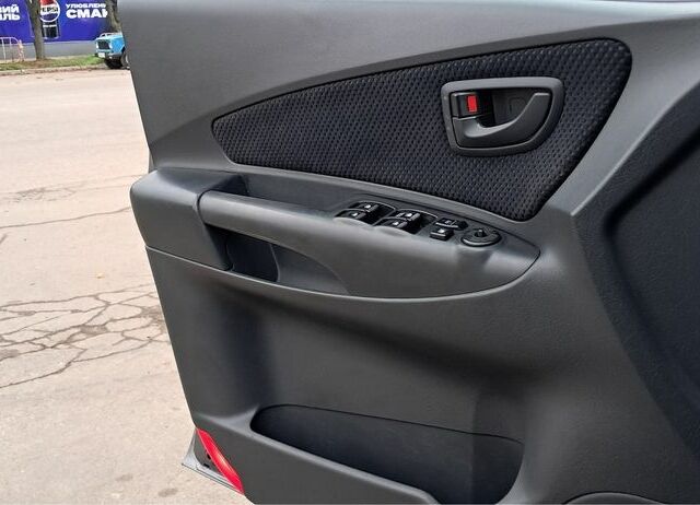 Серый Хендай Туксон, объемом двигателя 2 л и пробегом 95 тыс. км за 8800 $, фото 16 на Automoto.ua