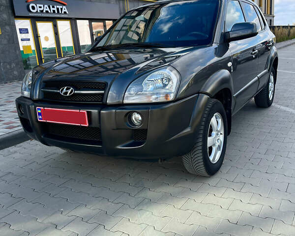 Сірий Хендай Туксон, об'ємом двигуна 2 л та пробігом 172 тис. км за 8550 $, фото 6 на Automoto.ua