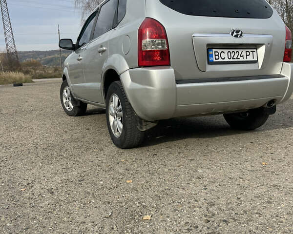 Сірий Хендай Туксон, об'ємом двигуна 1.98 л та пробігом 210 тис. км за 4999 $, фото 8 на Automoto.ua