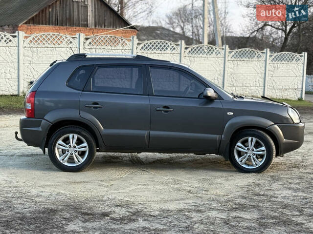 Сірий Хендай Туксон, об'ємом двигуна 1.98 л та пробігом 220 тис. км за 8200 $, фото 9 на Automoto.ua