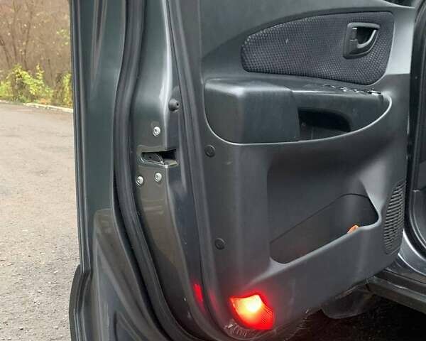 Сірий Хендай Туксон, об'ємом двигуна 1.98 л та пробігом 170 тис. км за 8800 $, фото 6 на Automoto.ua