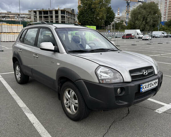 Серый Хендай Туксон, объемом двигателя 1.99 л и пробегом 194 тыс. км за 9500 $, фото 4 на Automoto.ua