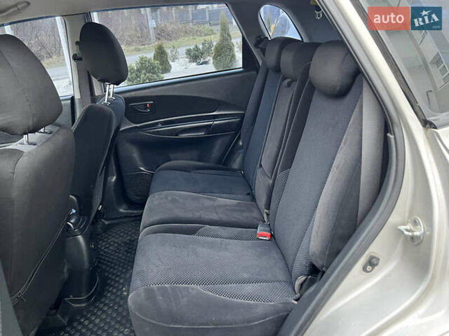 Серый Хендай Туксон, объемом двигателя 2 л и пробегом 176 тыс. км за 8300 $, фото 28 на Automoto.ua