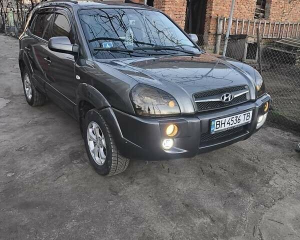 Серый Хендай Туксон, объемом двигателя 2 л и пробегом 197 тыс. км за 8700 $, фото 2 на Automoto.ua