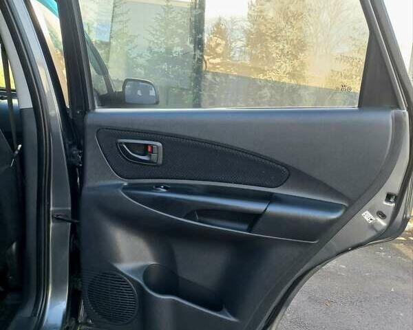 Серый Хендай Туксон, объемом двигателя 1.99 л и пробегом 207 тыс. км за 8000 $, фото 8 на Automoto.ua