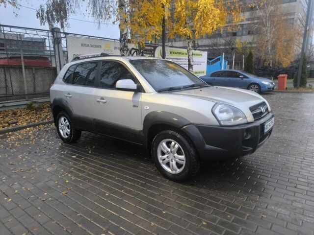 Сірий Хендай Туксон, об'ємом двигуна 2 л та пробігом 215 тис. км за 7750 $, фото 1 на Automoto.ua