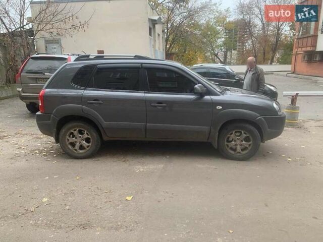 Сірий Хендай Туксон, об'ємом двигуна 1.98 л та пробігом 190 тис. км за 8800 $, фото 2 на Automoto.ua