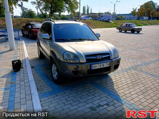 Серый Хендай Туксон, объемом двигателя 2 л и пробегом 215 тыс. км за 8800 $, фото 1 на Automoto.ua