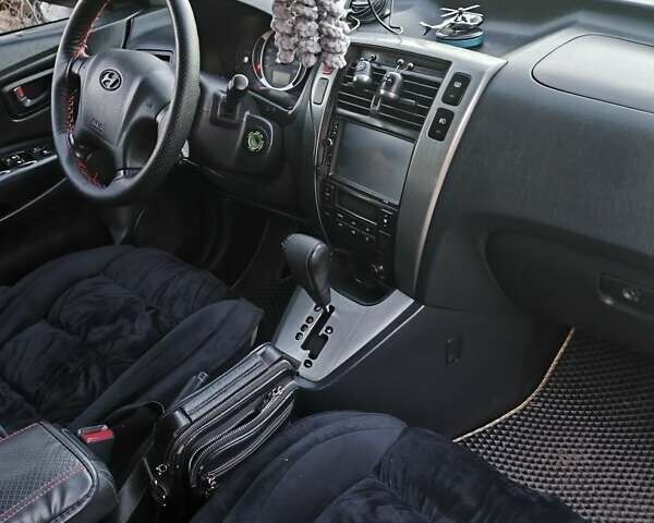 Серый Хендай Туксон, объемом двигателя 2 л и пробегом 197 тыс. км за 8700 $, фото 5 на Automoto.ua