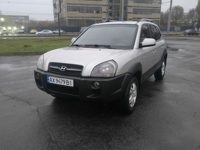 Сірий Хендай Туксон, об'ємом двигуна 2 л та пробігом 215 тис. км за 7750 $, фото 4 на Automoto.ua
