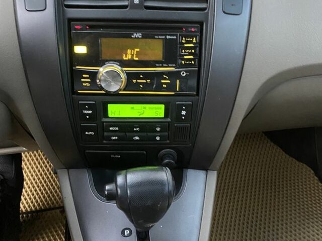 Сірий Хендай Туксон, об'ємом двигуна 2 л та пробігом 170 тис. км за 7600 $, фото 17 на Automoto.ua