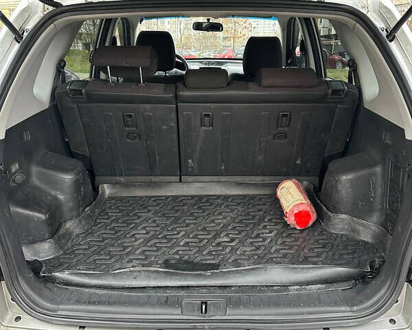 Серый Хендай Туксон, объемом двигателя 1.98 л и пробегом 227 тыс. км за 7700 $, фото 13 на Automoto.ua