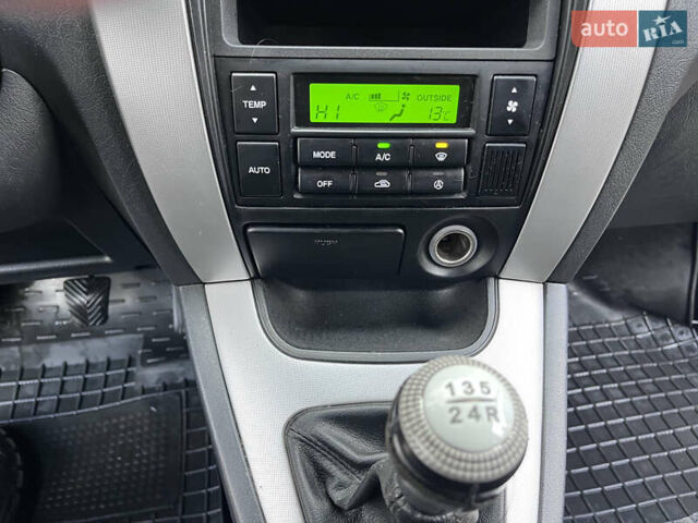 Серый Хендай Туксон, объемом двигателя 2 л и пробегом 198 тыс. км за 8900 $, фото 6 на Automoto.ua