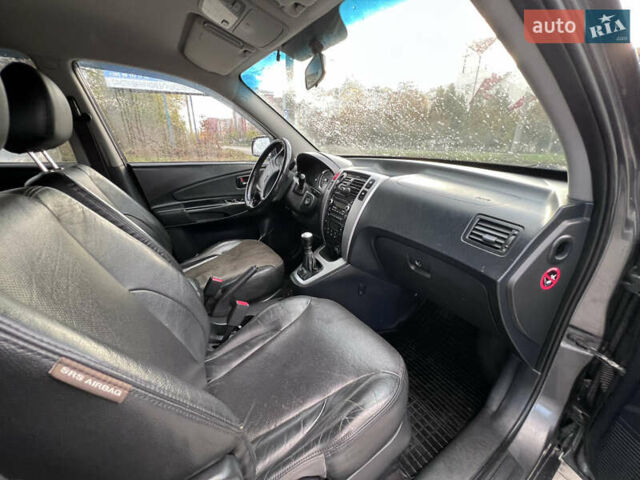 Серый Хендай Туксон, объемом двигателя 2 л и пробегом 210 тыс. км за 7700 $, фото 17 на Automoto.ua