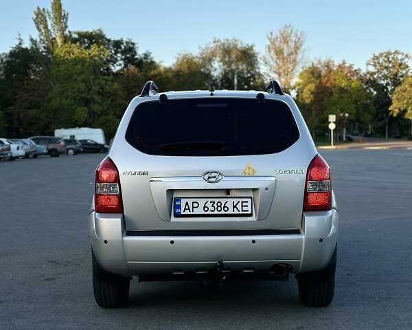 Серый Хендай Туксон, объемом двигателя 1.98 л и пробегом 198 тыс. км за 13000 $, фото 4 на Automoto.ua