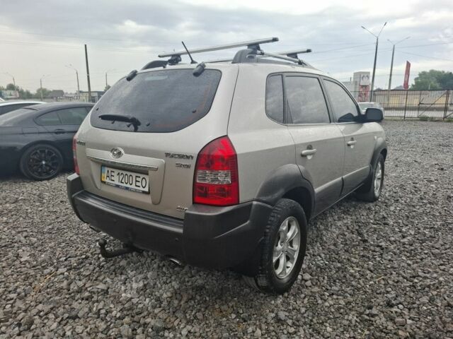 Серый Хендай Туксон, объемом двигателя 2 л и пробегом 136 тыс. км за 8999 $, фото 2 на Automoto.ua