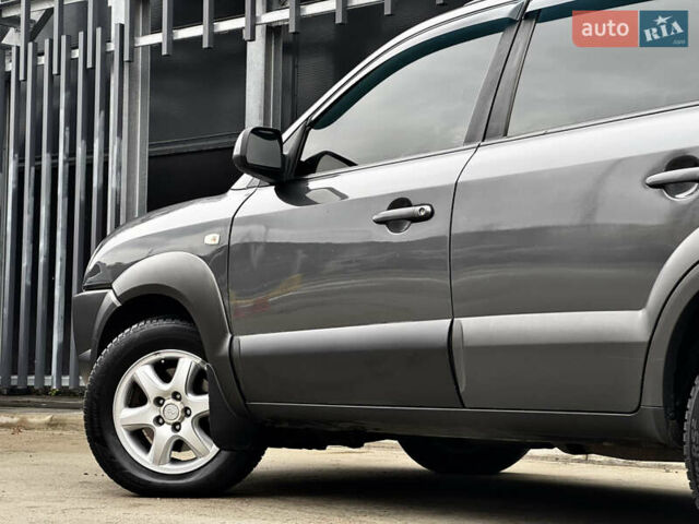 Сірий Хендай Туксон, об'ємом двигуна 2 л та пробігом 213 тис. км за 8500 $, фото 8 на Automoto.ua
