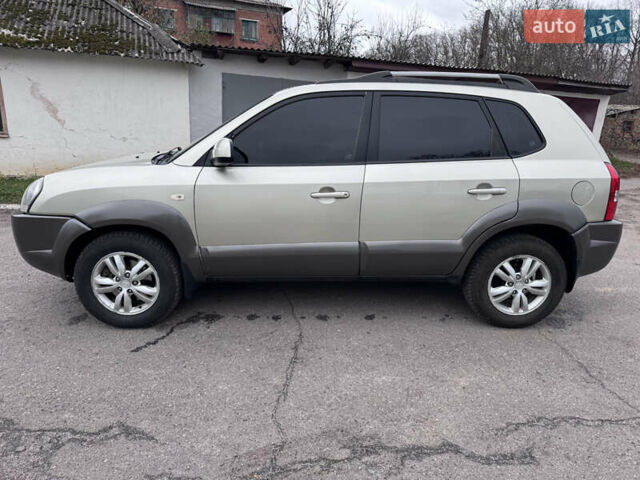 Серый Хендай Туксон, объемом двигателя 2 л и пробегом 228 тыс. км за 6700 $, фото 1 на Automoto.ua