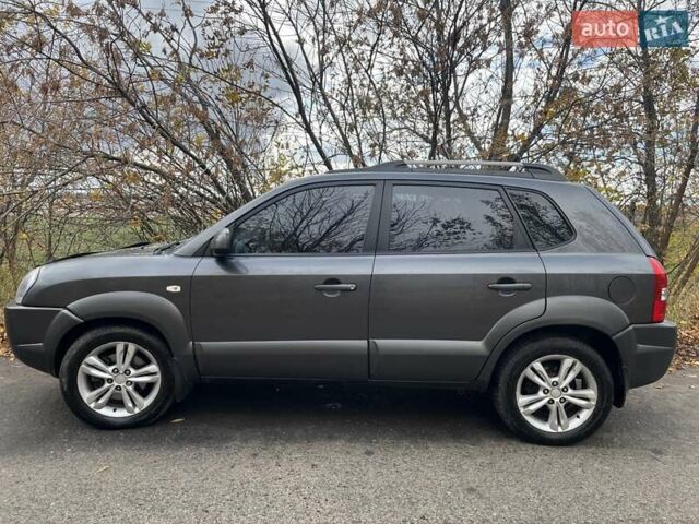 Серый Хендай Туксон, объемом двигателя 1.98 л и пробегом 220 тыс. км за 8500 $, фото 3 на Automoto.ua