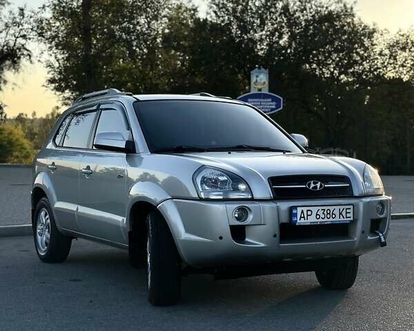 Серый Хендай Туксон, объемом двигателя 1.98 л и пробегом 198 тыс. км за 13000 $, фото 2 на Automoto.ua