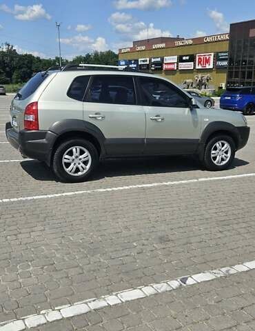 Сірий Хендай Туксон, об'ємом двигуна 1.98 л та пробігом 177 тис. км за 8500 $, фото 2 на Automoto.ua